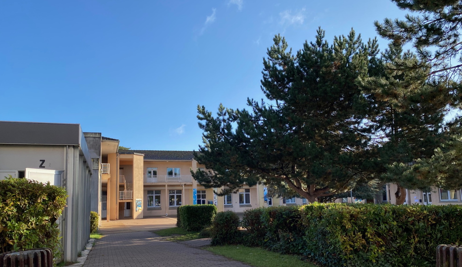 Cour du collège La Pajotterie