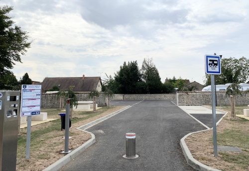 Aire de camping car fermée par une borne